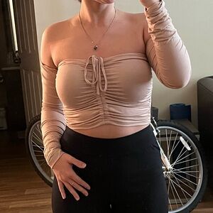 Off the shoulder long sleeve pink/tan crop